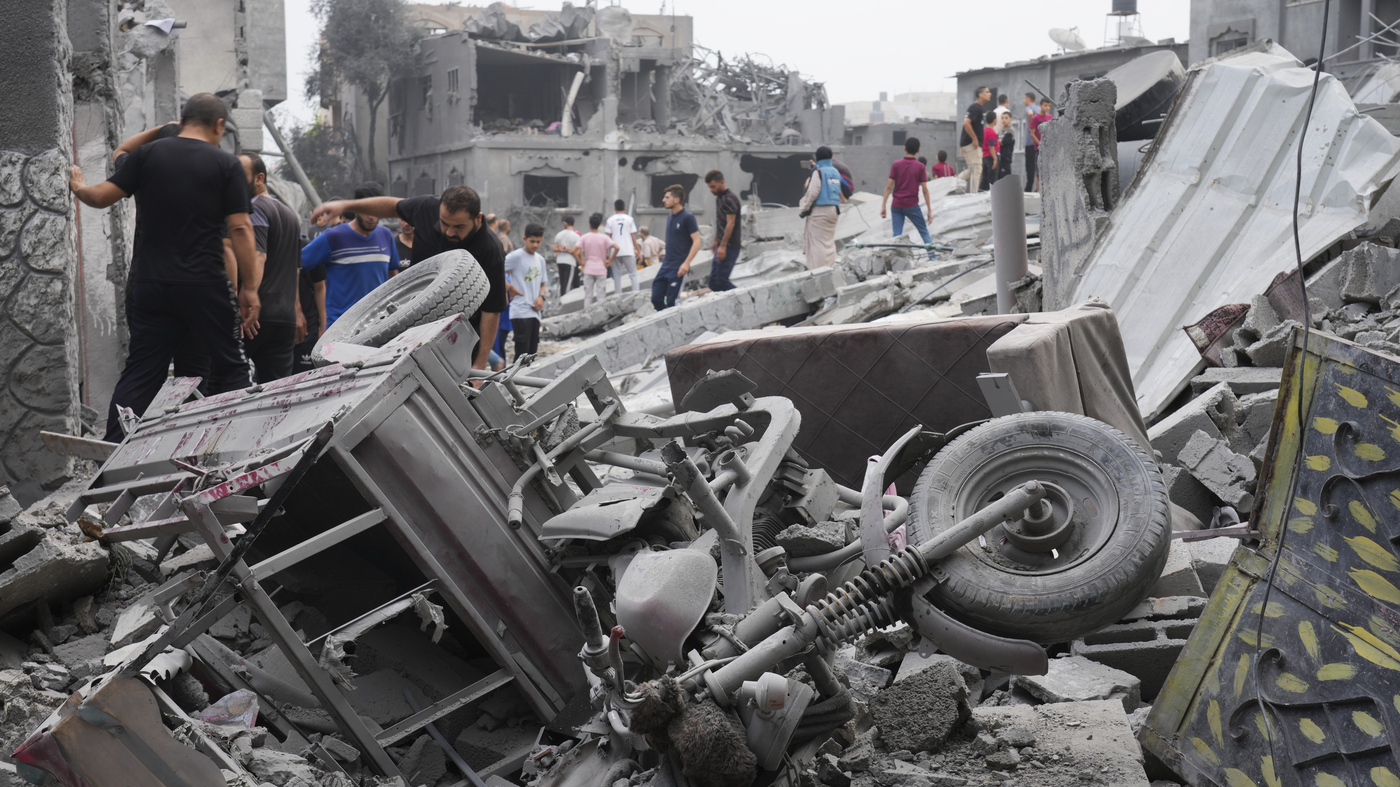 People in Gaza break into a UN warehouse to get supplies